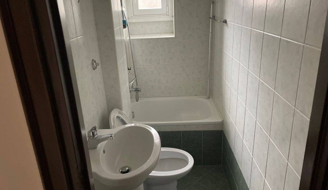 Bagno di servizio zona servizi 1 di 2